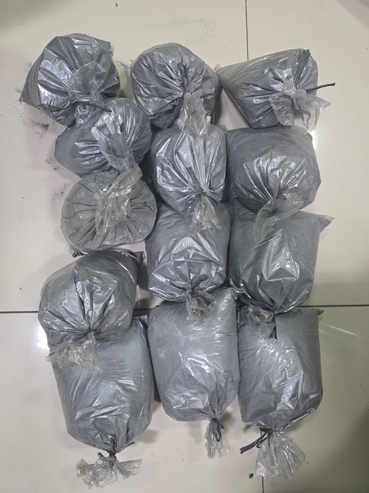 TERBONGKAR: Polisi menunjukkan barang bukti serbuk petasan hasil sitaan operasi. (POLRES KUDUS UNTUK RADAR PATI) 