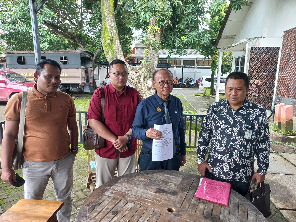  MEMBANTAH: Kuasa hukum AJ, Nur Ali (kedua dari kiri), memberikan keterangan kepada awak media, Senin (23/2). (FIKRI THOHARUDIN/RADAR PATI)