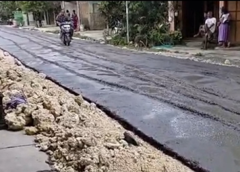  ANEH: Tangkapan layar video memperlihatkan Agus Sutrisno melintas di atas cor beton yang masih basah di Desa Palon, Kecamatan Jepon. (EKO SANTOSO/RADAR PATI)