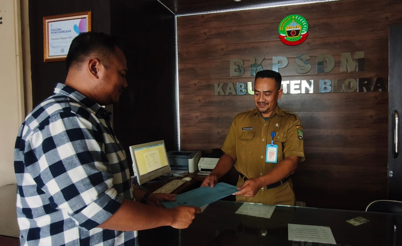 TEGAS: SD saat menyerahkan laporan ke BKPSDM Kabupaten Blora.  