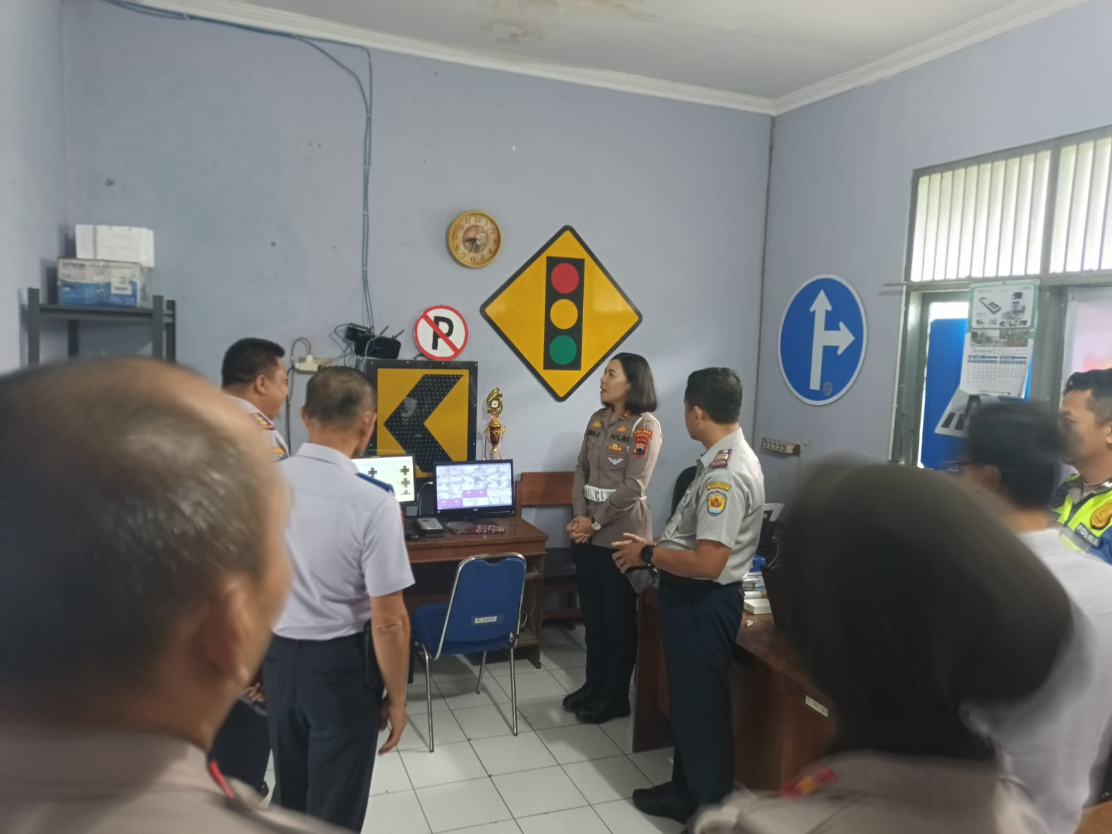 PERSIAPAN: Kasat Lantas Polres Grobogan AKP Kumala Enggar Anjarani saat mengecek sarpras lalu lintas.