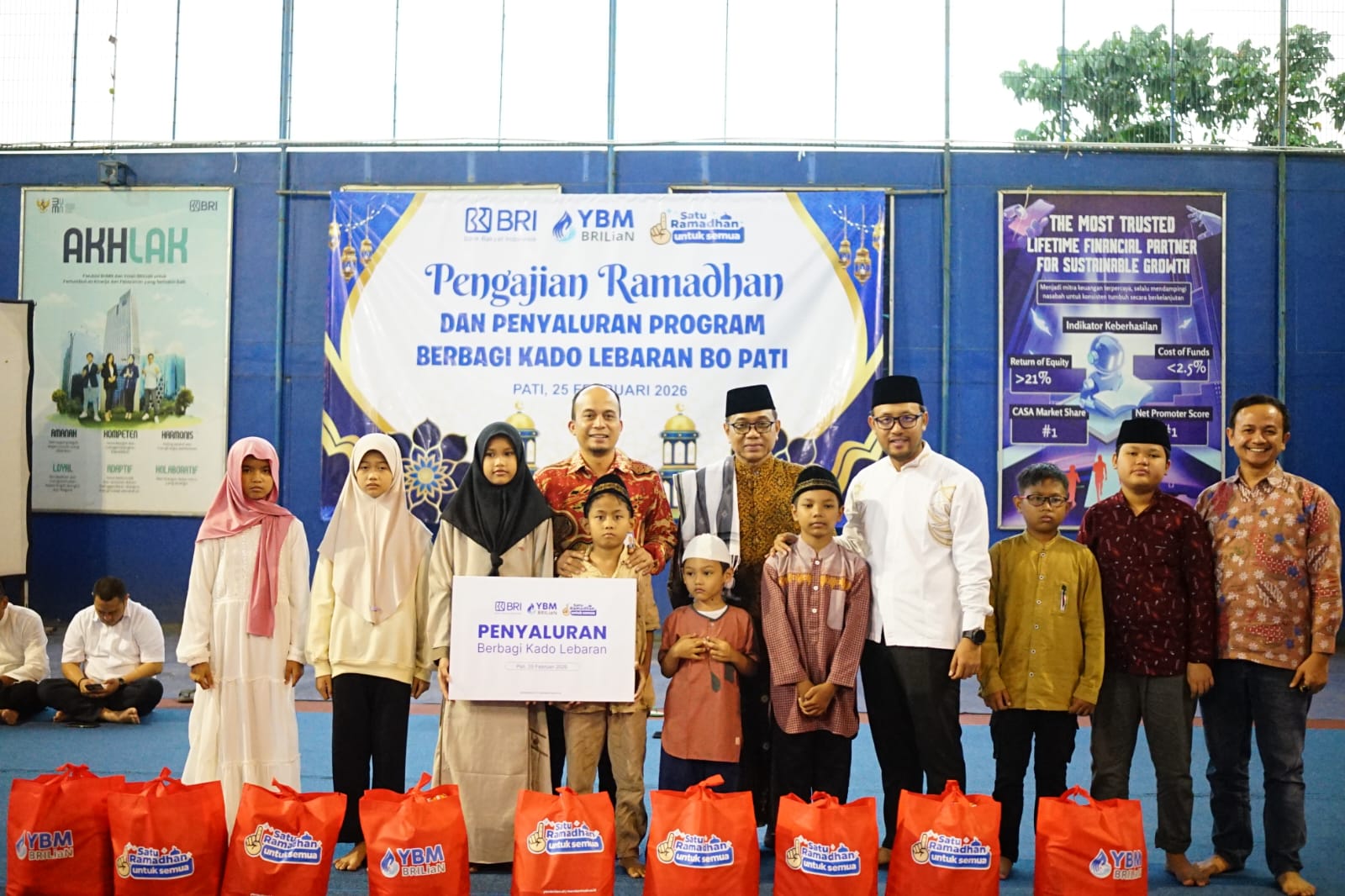 BRI Pati menyalurkan bingkisan kepada anak yatim dan dhuafa. (DOK BRI)