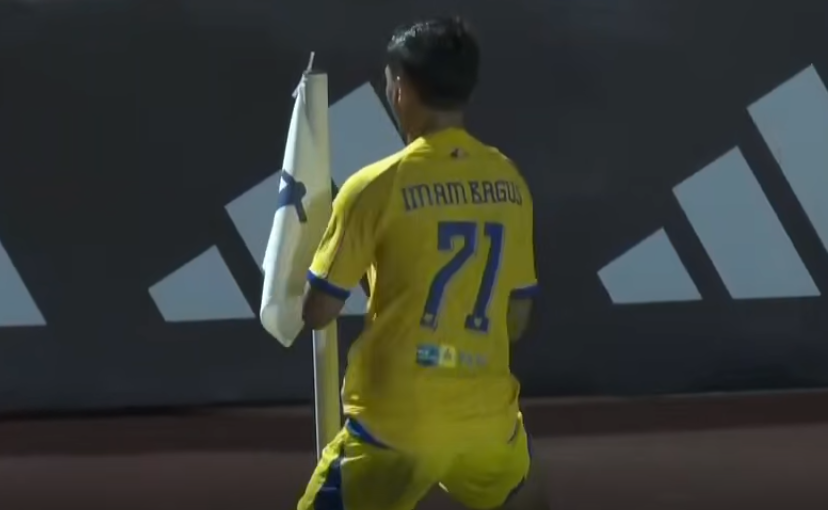 Pemain Persiku Kudus Imam Bagus cetak gol ke gawang Persipal.