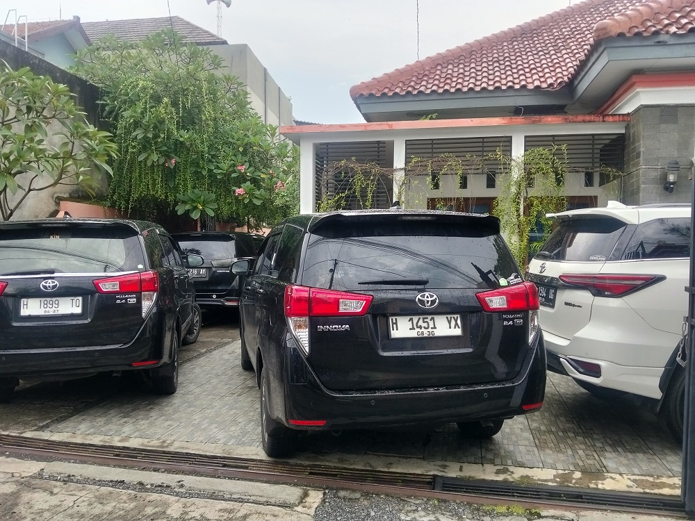  STANDBY: Personel dari Polresta Pati berjaga di depan rumah Kepala DPUTR Pati, Riyoso, di Desa Ngarus, saat proses penggeledahan oleh KPK berlangsung kemarin. (ANDRE FAIDHIL FALAH/RADAR PATI)