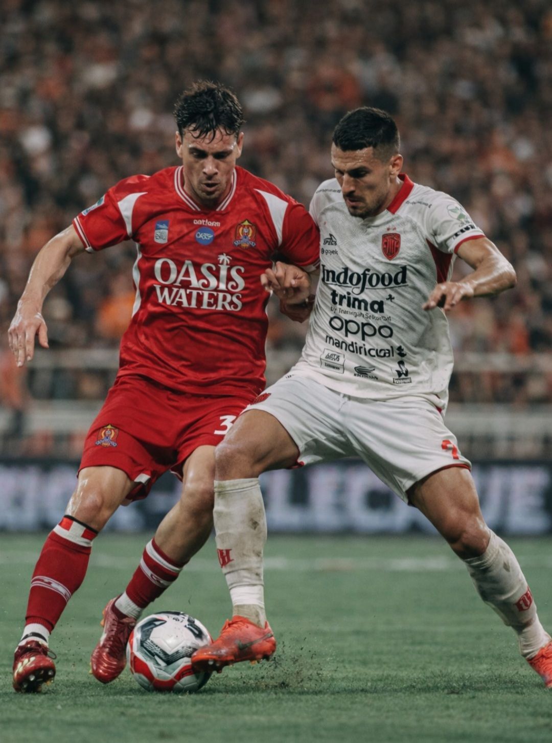 Pemain Persijap berduel dengan pemain tim lawan.