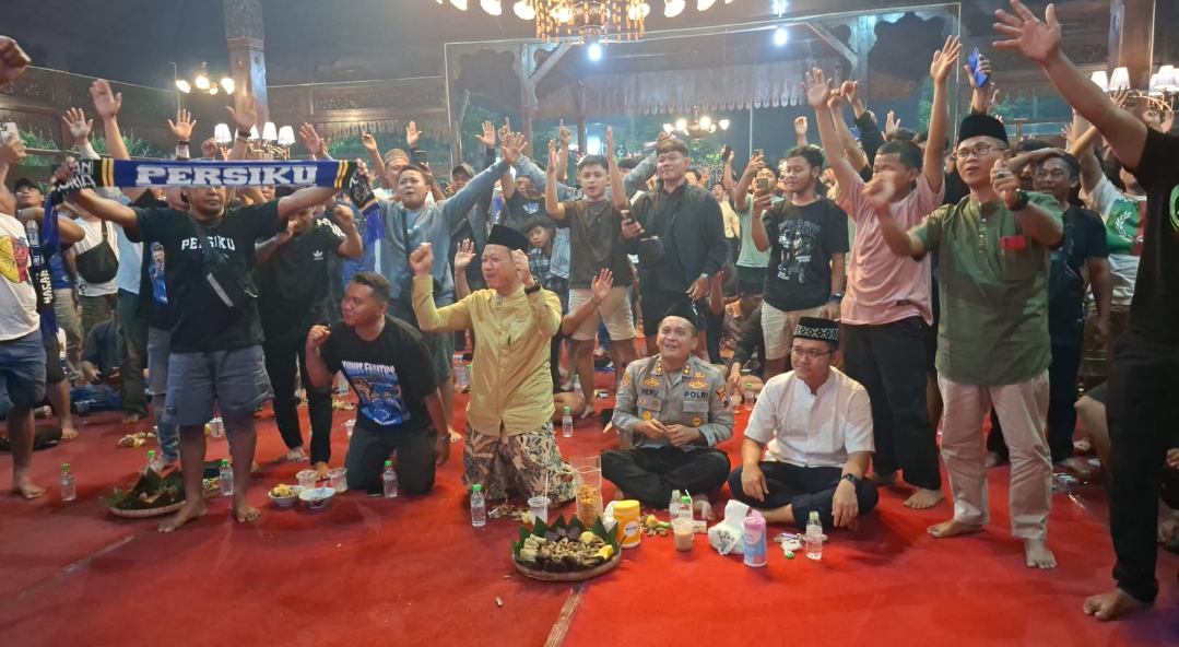 MENANG: Bupati Kudus, Sam'ani Intakoris nobar di Pendopo Kabupaten Kudus, bersorak bersama supporter Persiku saat Persiku mencetak gol, Jumat (27/2). (ANDIKA TRISNA SAPUTRA/RADAR PATI)