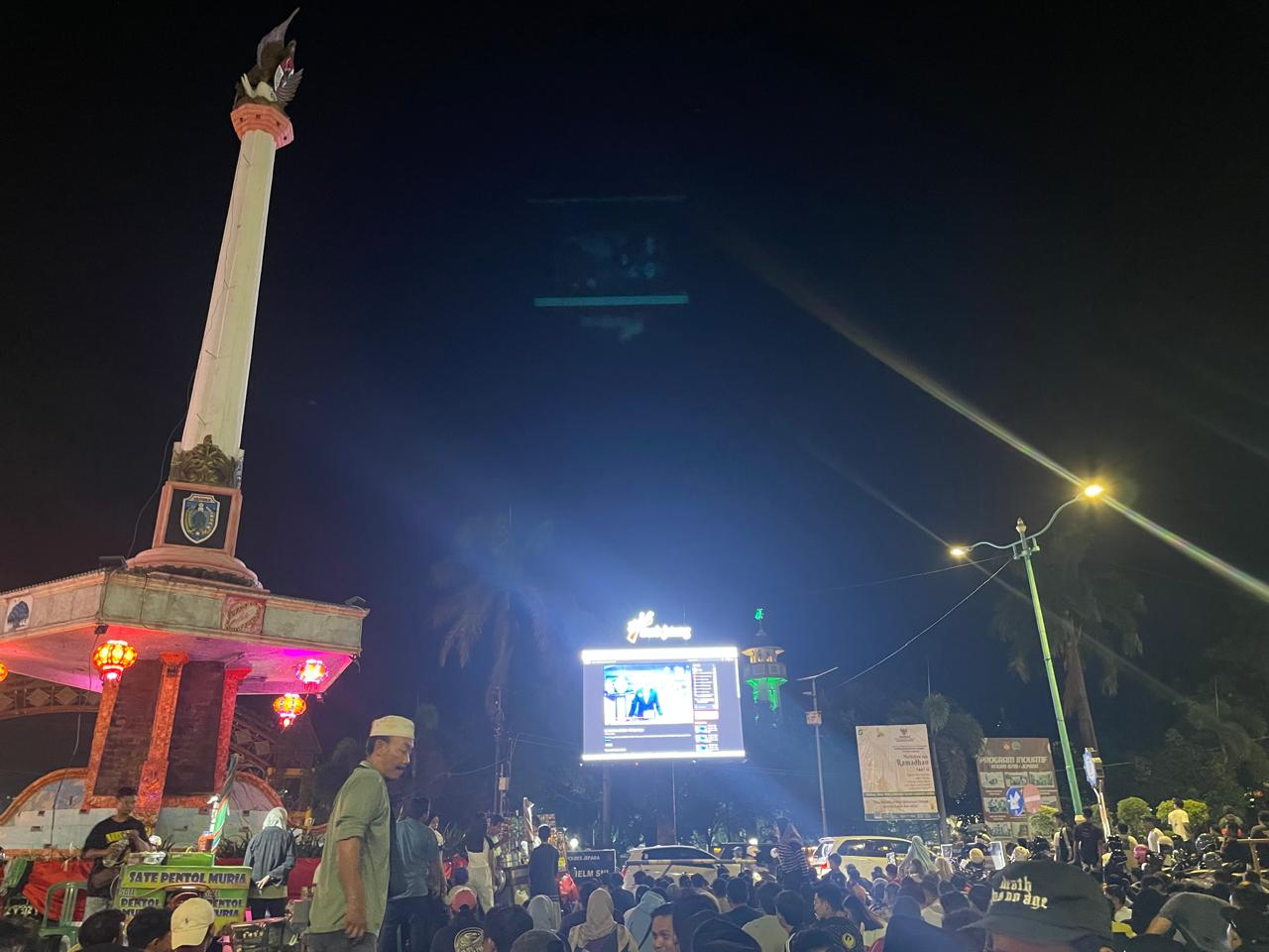 FULL: Ribuan warga Jepara memadati Alun-Alun untuk menyaksikan duel Laskar Kalinyamat menghadapi Bali United. (K ANWAR/ RADAR PATI)
