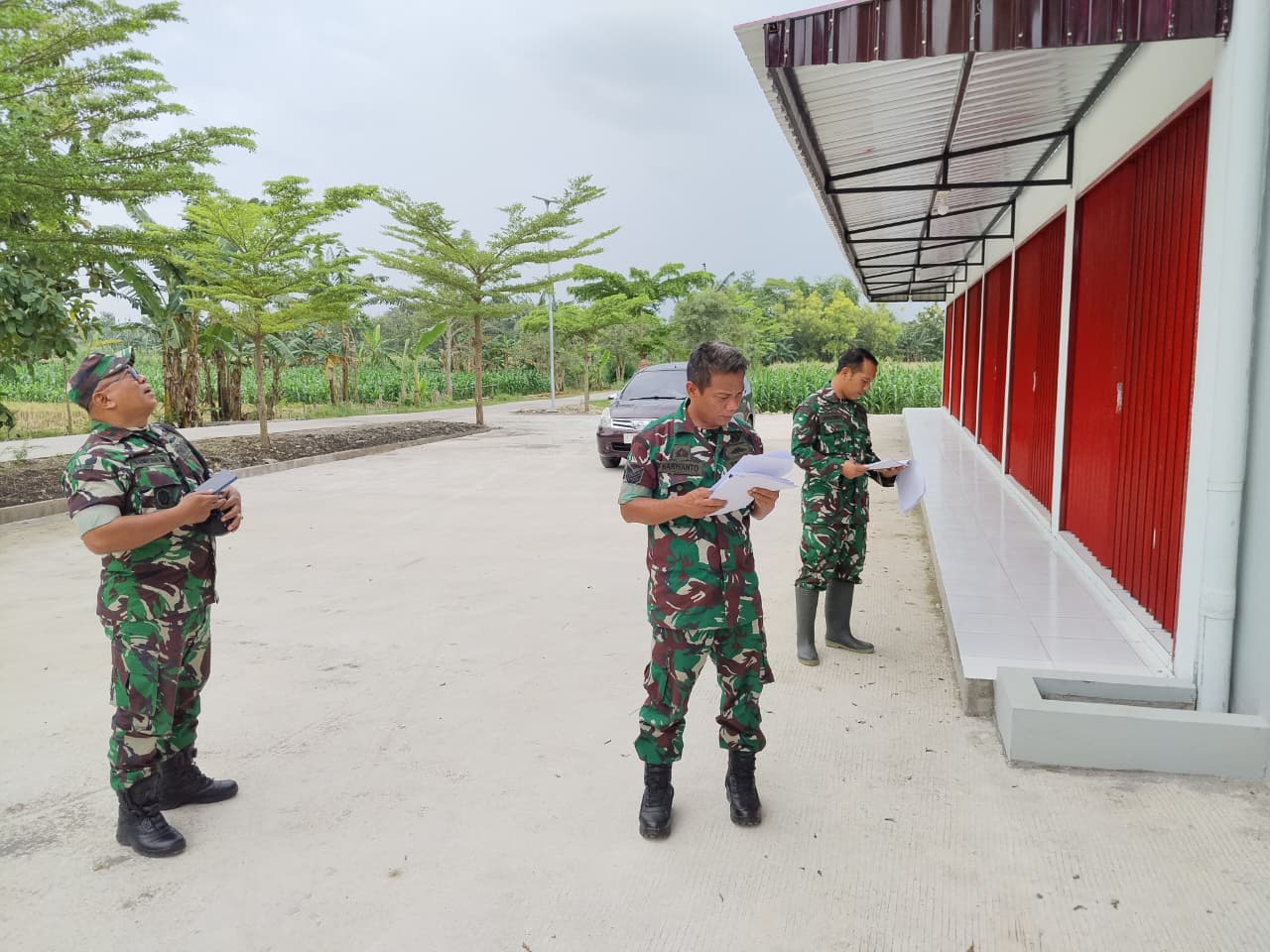 MENGECEK: Kodam IV/Diponegoro saat mengecek pembangunan gerai KDMP di Kabupaten Grobogan.