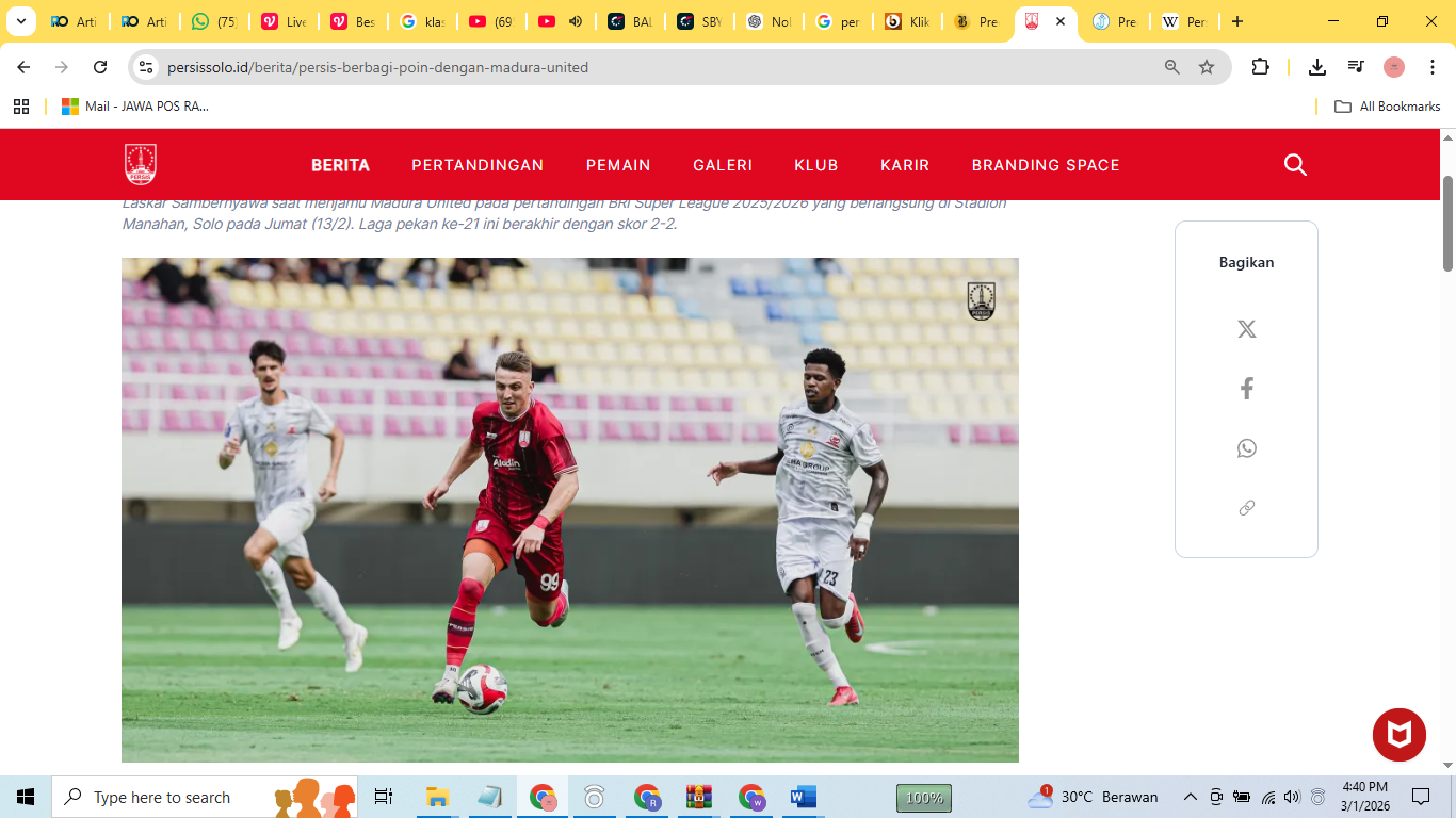 Pemain Persis Solo berada dalam kejaran pemain lawan.