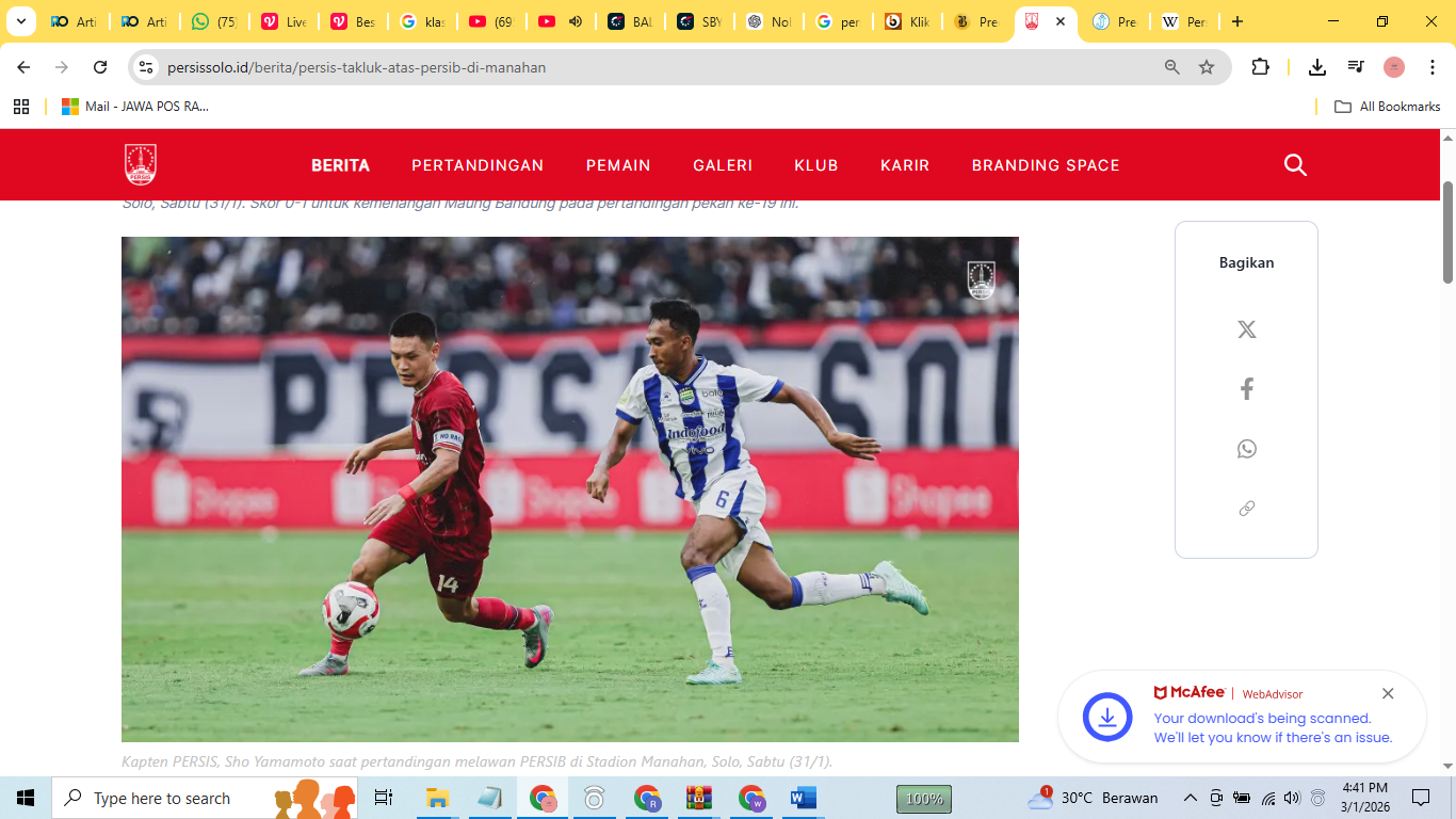Pemain Persis Solo dalam kejaran pemain lawan.