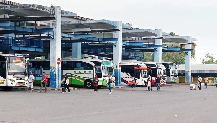 JELANG ARUS MUDIK: Deretan bus di Terminal Arjosari bersiap melayani penumpang ke sejumlah tujuan. ANDIKA SATRIA PERDANA / RADAR MALANG