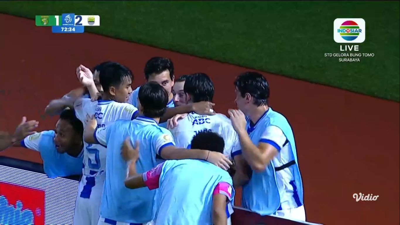Persib Bandung merayakan gol