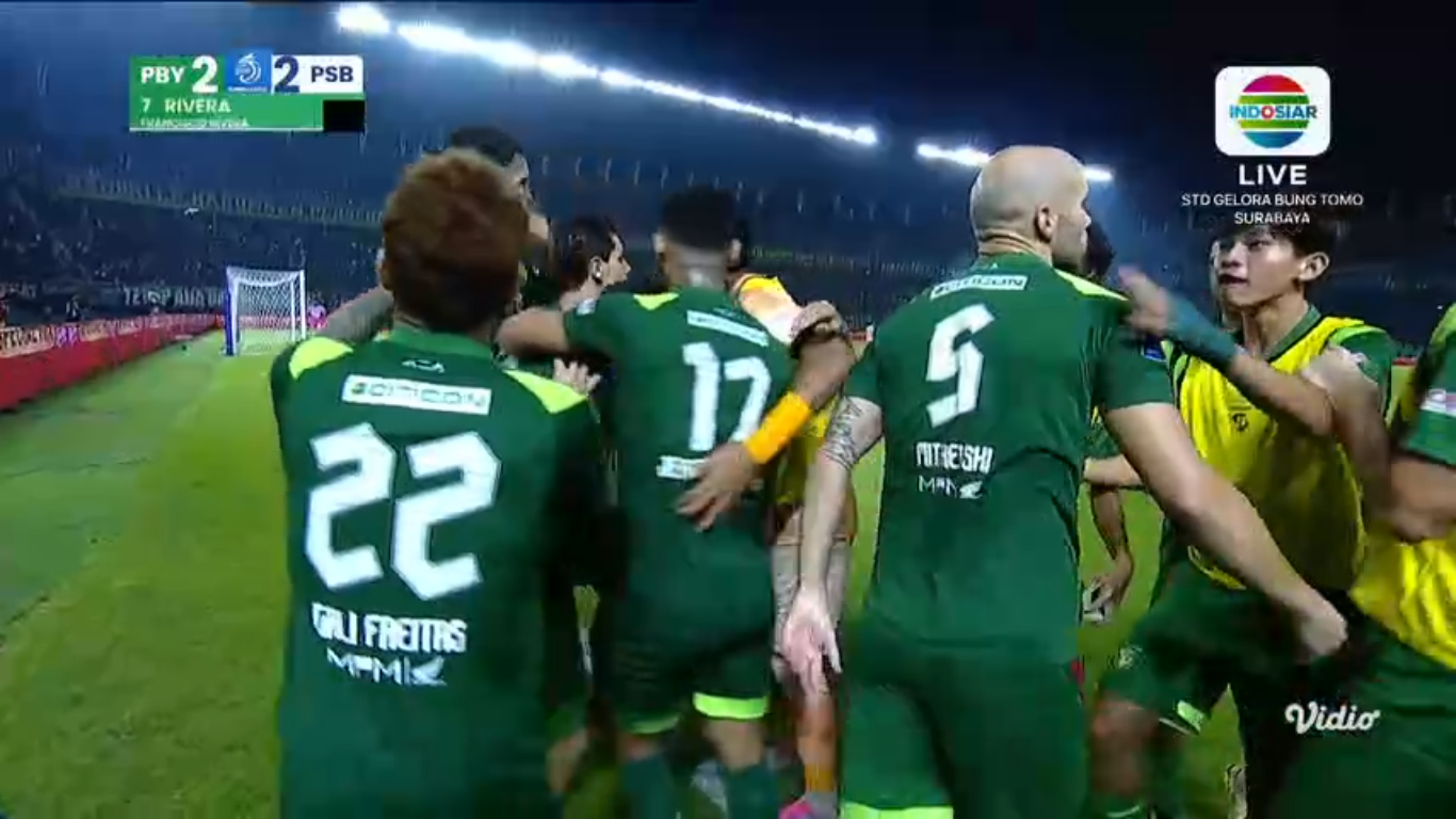 Persebaya rayakan gol