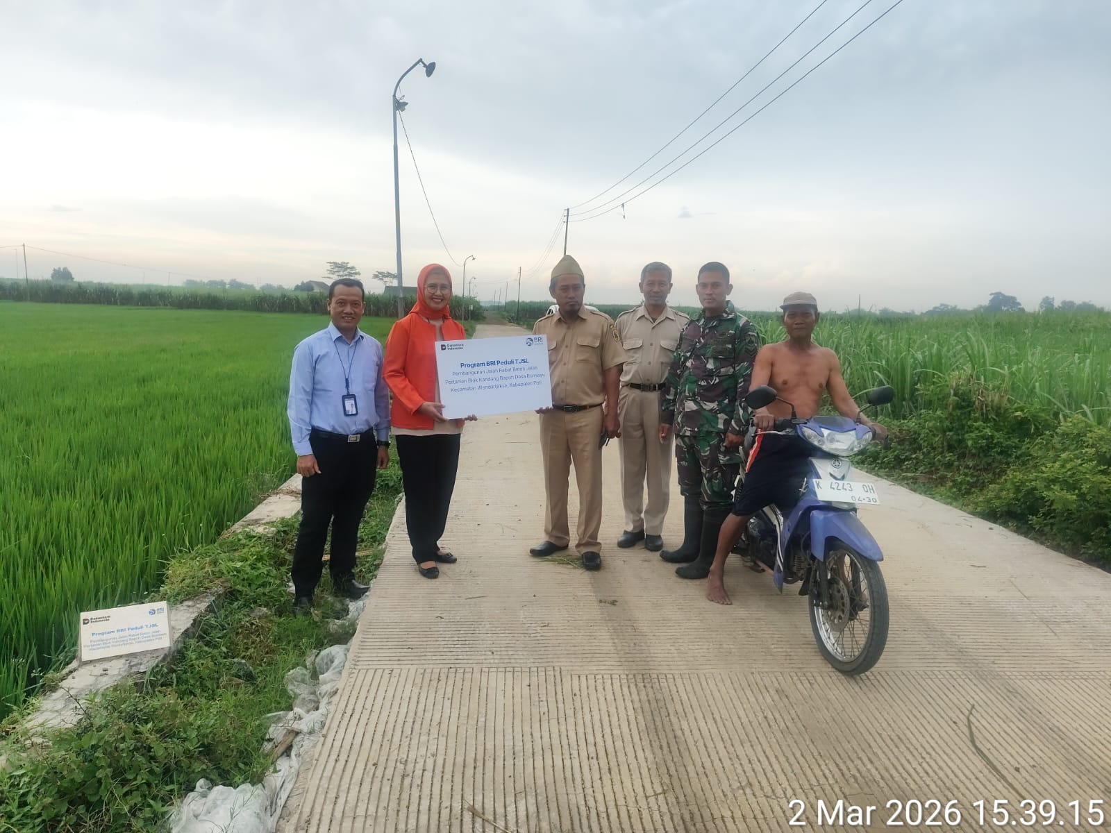 MULUS : Perwakilan BRI BO Pati Menyerahkan Bantuan Pembangunan Jalan Usaha Tani melalu Program TJSL di Desa Bumiayu Pati Kepada Pemerintah Desa Terkait.