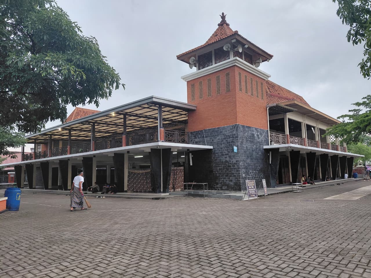 Bangunan Masjid Jami' Kajen tampak dari depan sangat gagah.