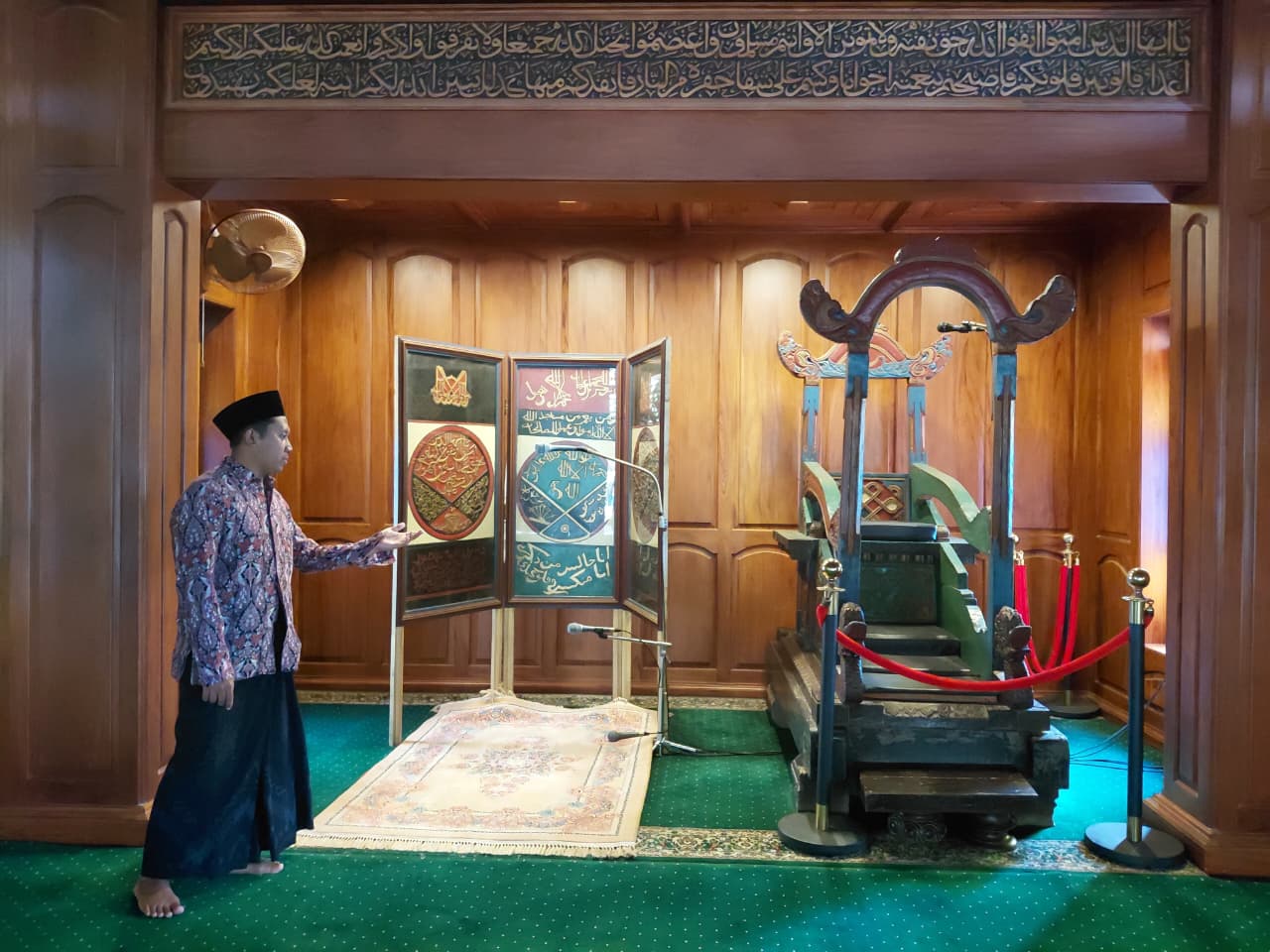 Masjid Jami' Kajen kaya akan nilai sejarah selain itu interiornya kaya akan nilai estetika. (ACHMAD ULIL ALBAB/RADAR KUDUS) 