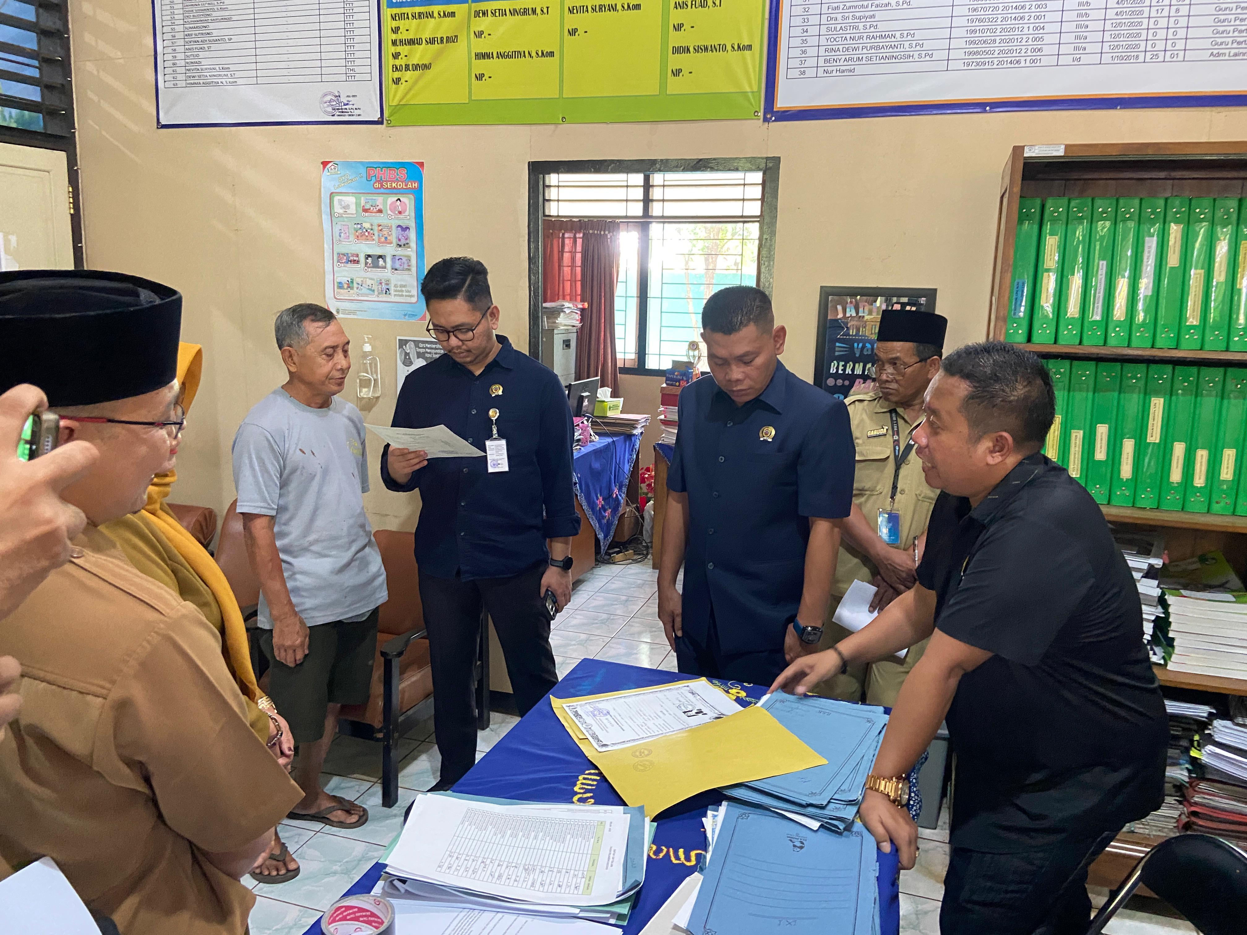Momen saat rombongan Komisi D DPRD Pati melakukan sidak di SMPN 1 Tayu, Senin (2/3). (DPRD PATI UNTUK RADAR KUDUS)