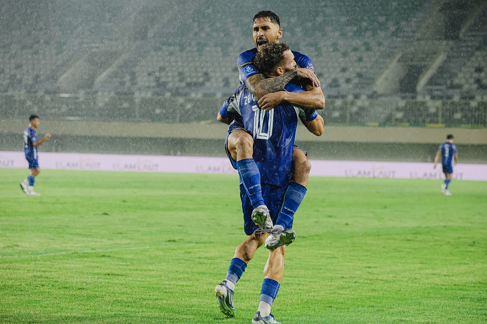 Para pemain PSIM Yogyakarta merayakan gol.