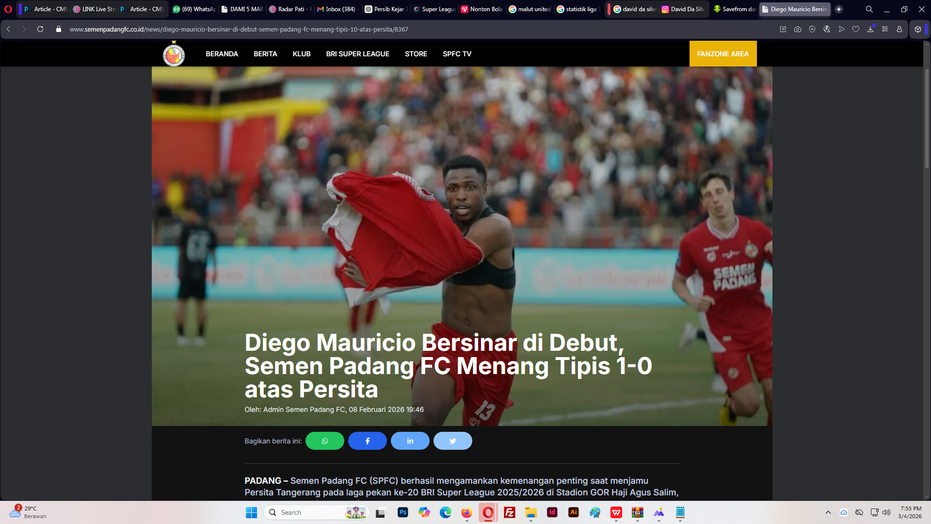 Pemain Semen Padang merayakan gol.