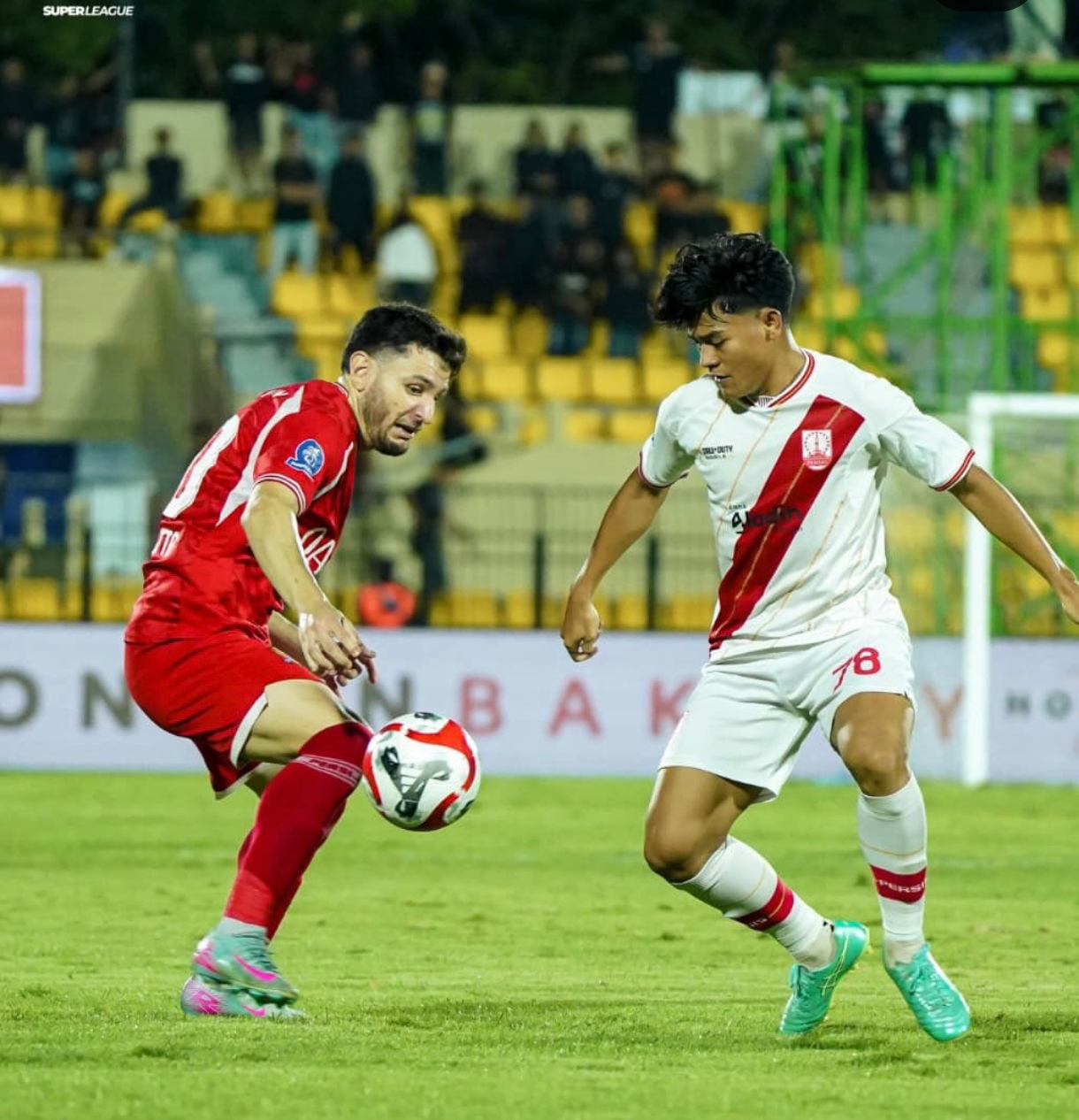 Gelandang serang Persijap Jepara Lucas Morelatto berupaya melewati hadangan pemain Persis Solo. (OFFICIAL PERSIJAP JEPARA) 