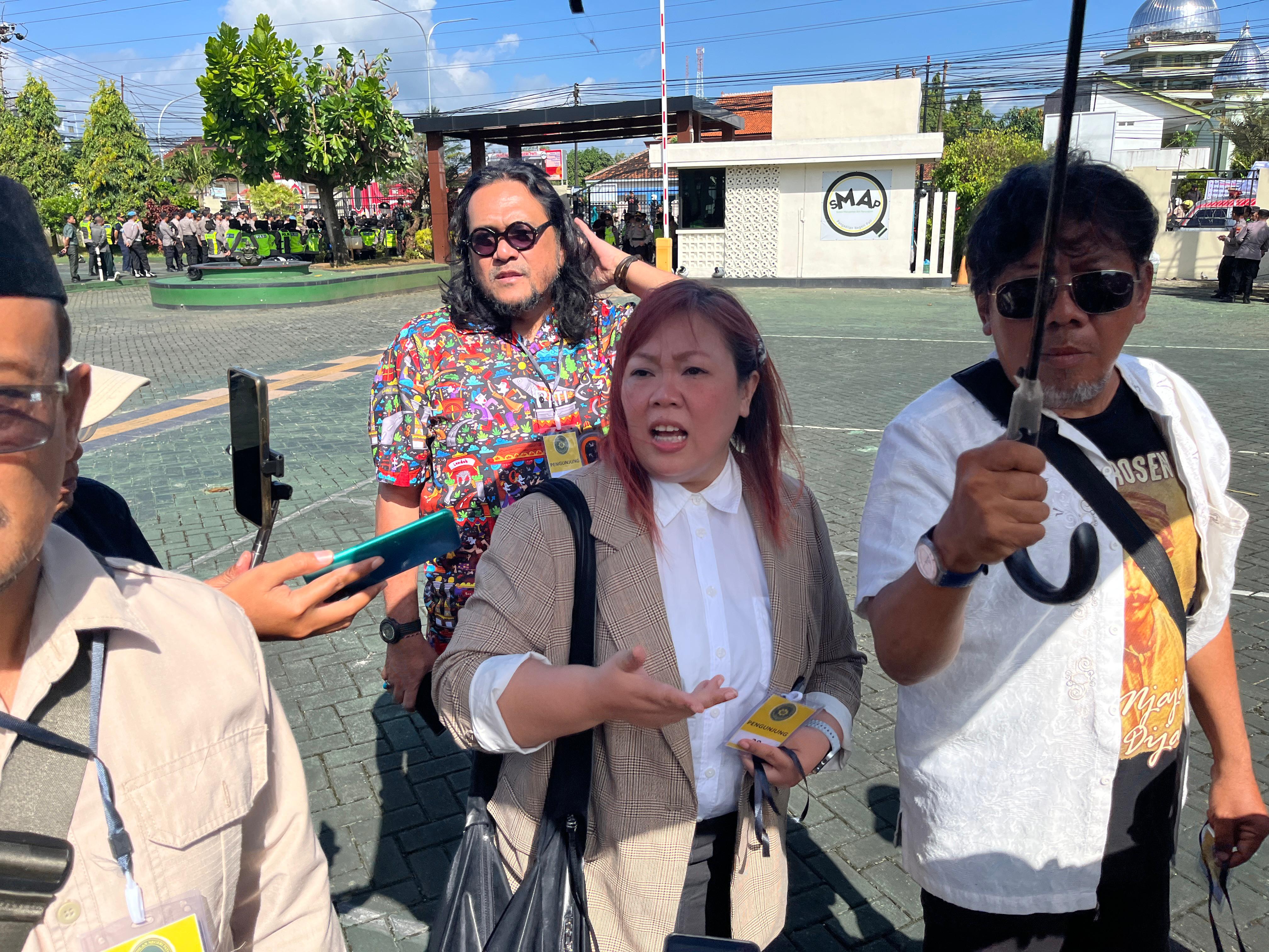 Putri Gus Dur Inayah Wahid saat tiba di PN Pati untuk memberikan dukungan terhadap aktivis Pati Teguh dan Botok. (ACHMAD ULIL ALBAB/RADAR KUDUS)