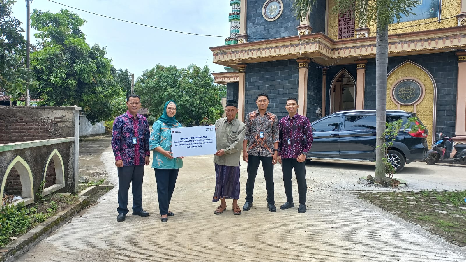 Bantuan dari BRI untuk pengecoran jalan menuju Masjid Darussalam di Desa Dukuhseti, (DOK BRI PATI)