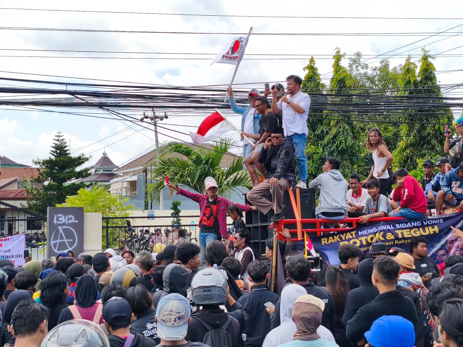 Massa pendukung Botok dan Teguh memadati jalan di depan gedung Pengadilan Negeri Pati. (ACHMAD ULIL ALBAB/RADAR KUDUS)