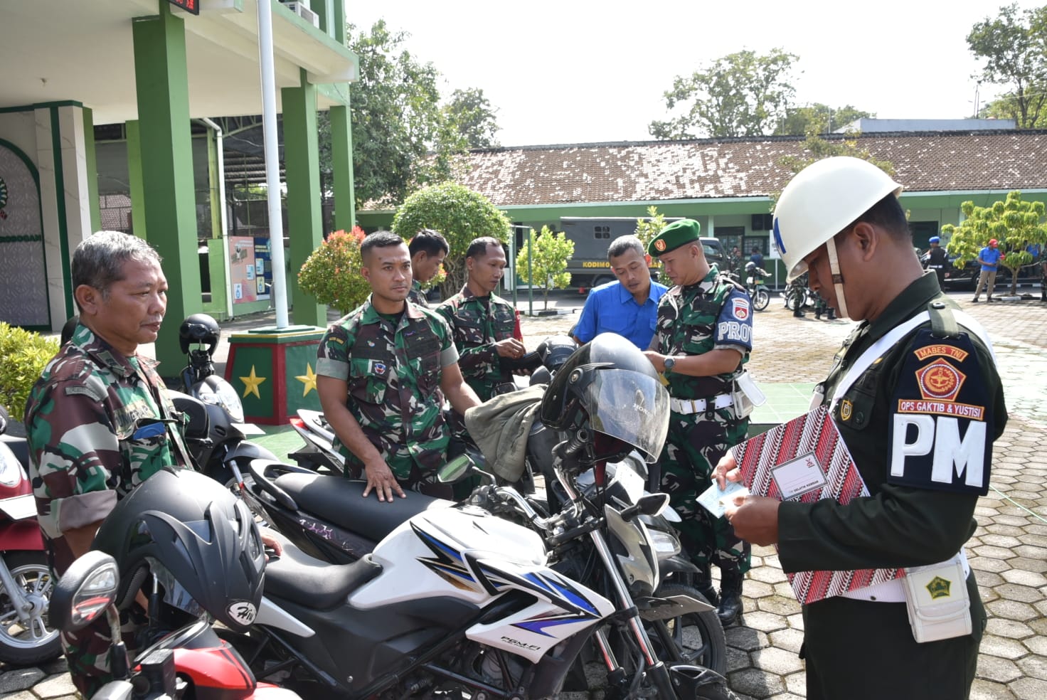 DIPERIKSA: Petugas Subdenpom IV/3-1 Blora memeriksa kendaraan dan kelengkapan surat-surat milik prajurit serta PNS AD Kodim 0717/Grobogan.