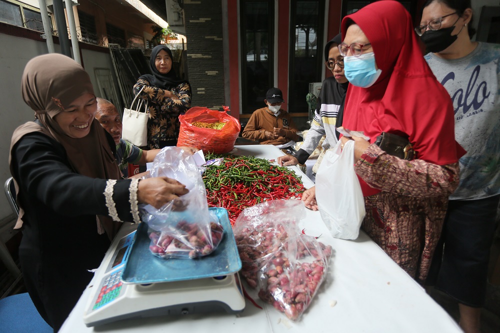  MURAH MERIAH: Warga membeli sembako murah di halaman Kantor Dispertan Kudus.  (GALIH ERLAMBANG W/ RADAR PATI)