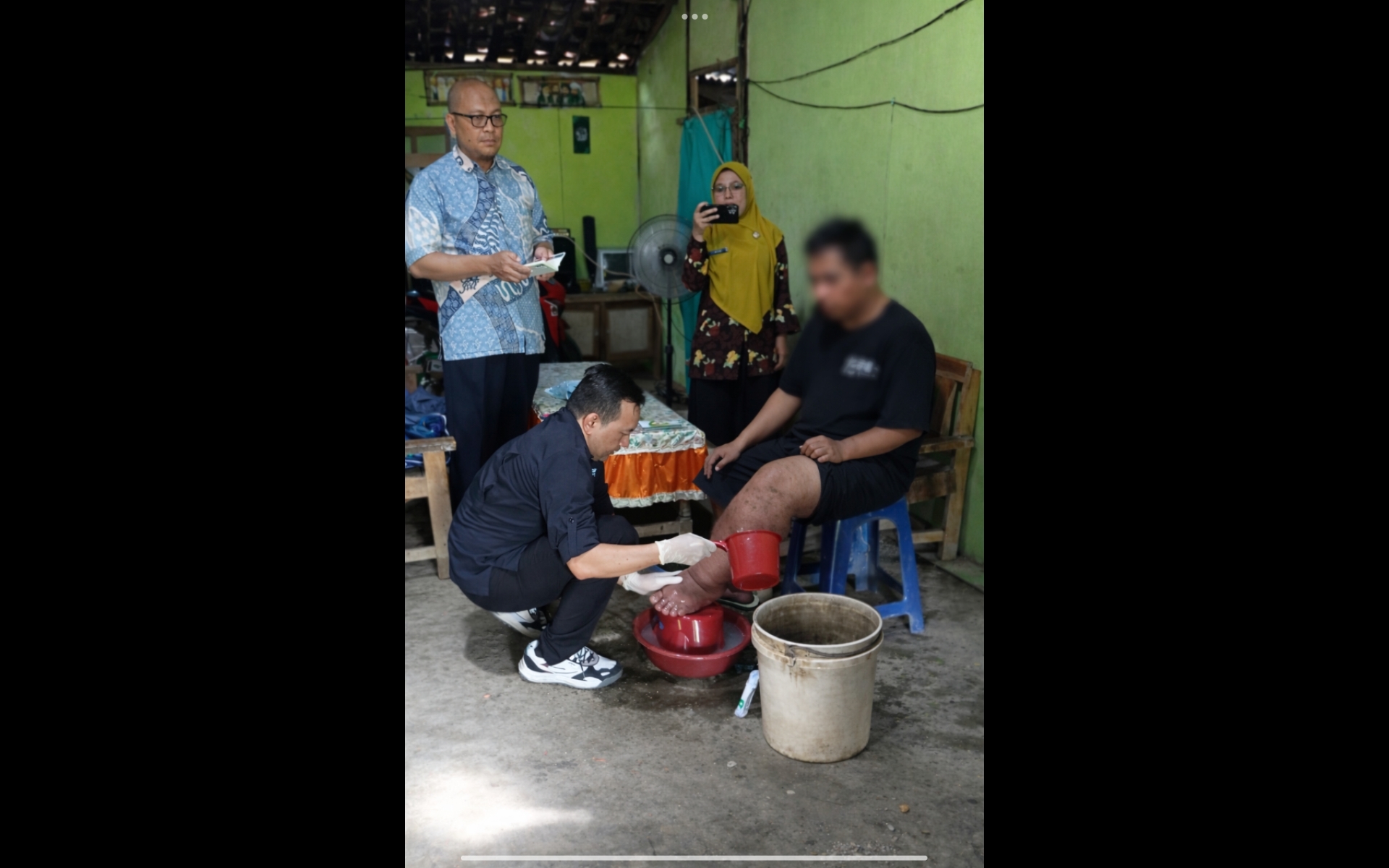 DIBERSIHKAN: Tim Kemenkes saat melakukan pembersihan kaki sebelum dilakukan rapid test.