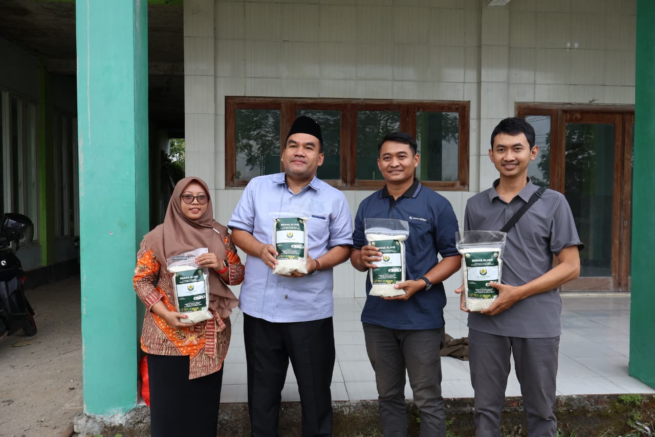 INOVATIF: Bupati Blora Arief Rohman (dua dari kiri) saat memamerkan beras organik inovasi petani milenial di Blora. / PROKOMPIM PEMKAB BLORA