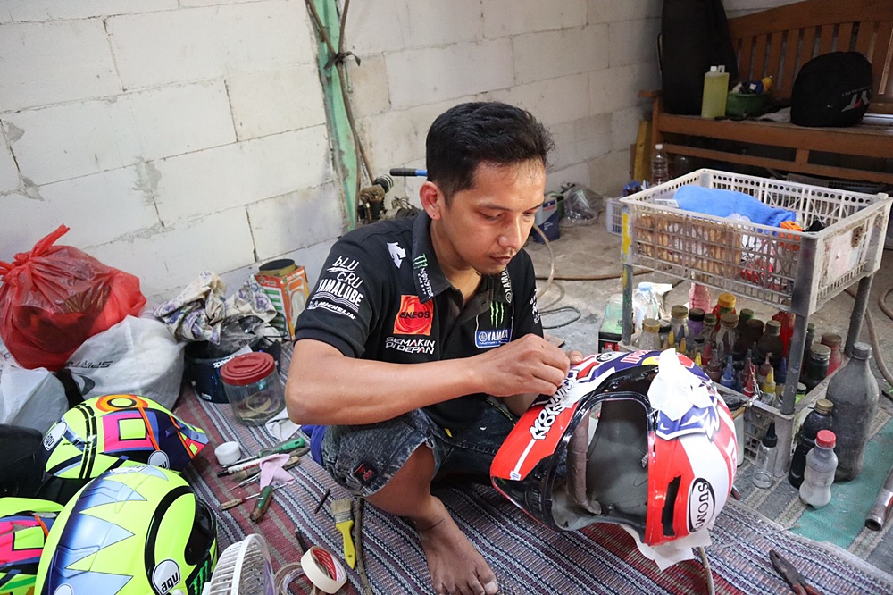  BEKERJA: Muhsin melakukan pengecekan desain model helm permintaan kustomer Jakarta. /ARIF FAKHRIAN KHALIM/RADAR PATI