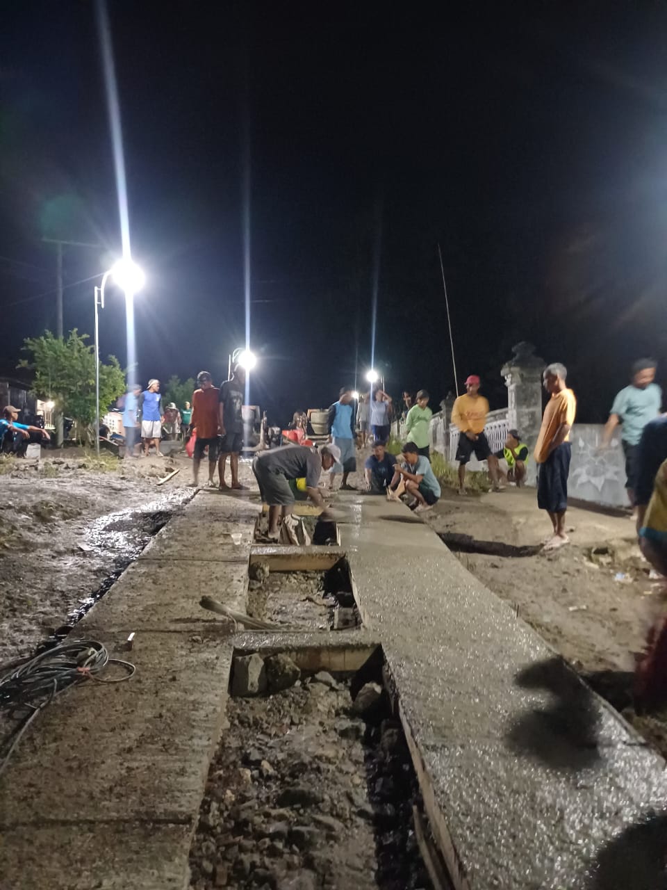  ANTUSIAS: Sejumlah warga swadaya perbaiki jalan milik Pemkab Blora yang hingga saat ini tidak pernah disentuh pembangunan. (EKO SANTOSO/RADAR PATI)