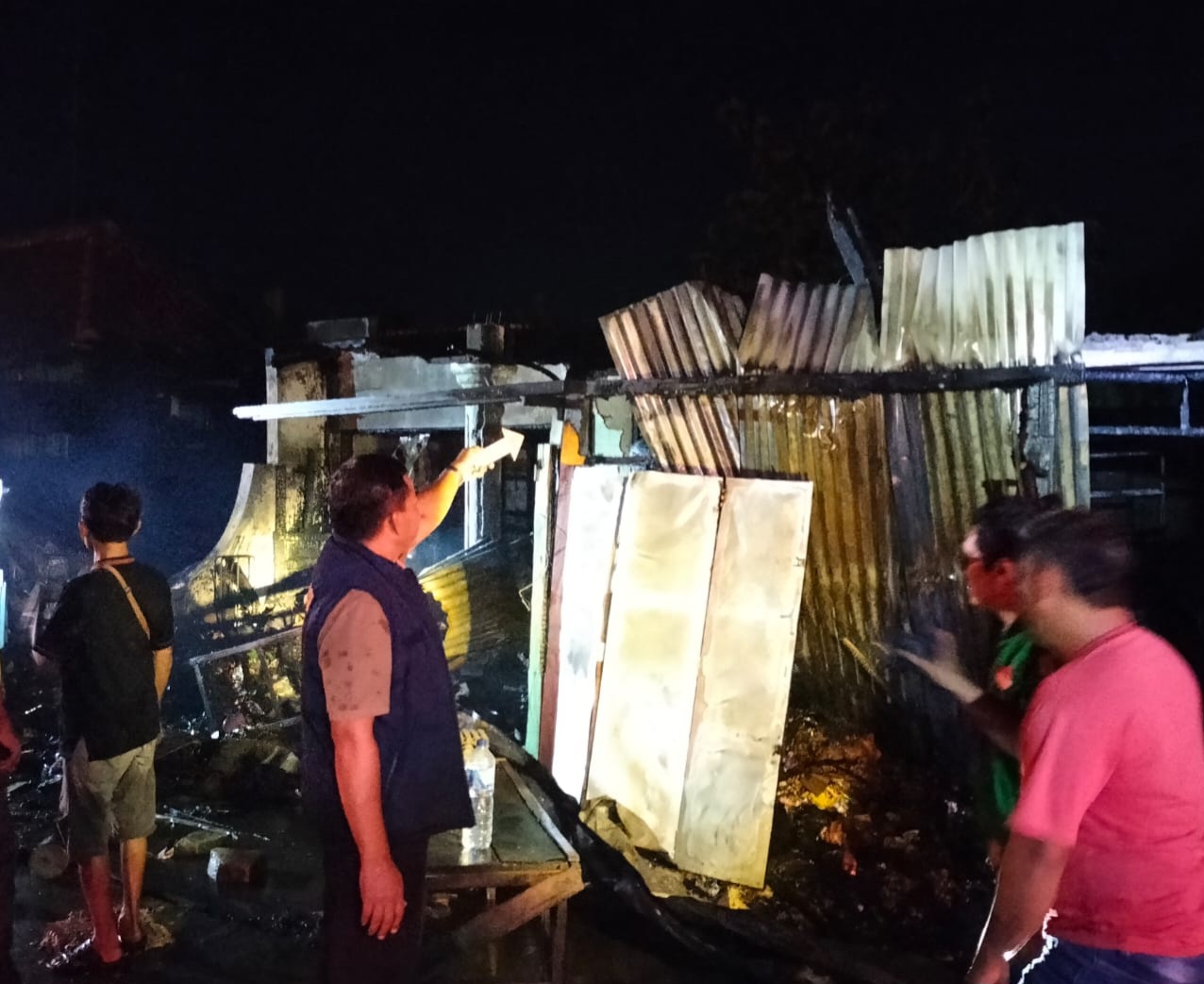 CEK: Personel Polsek Ngawen dan Polres Blora saat olah TKP di lokasi kebakaran. (HUMAS POLRES BLORA UNTUK RADAR PATI)