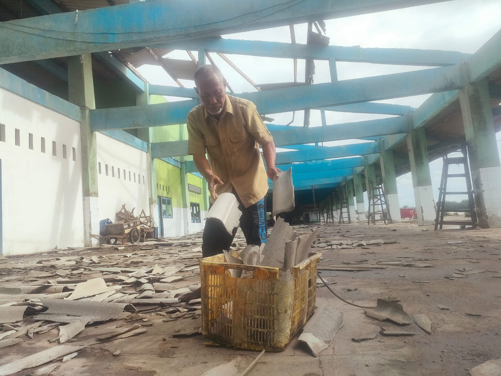 TPI Tasikagung Rembang atapnya ambrol karena disapu angin. 