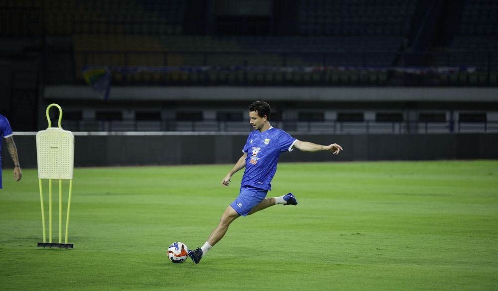 Gelandang Persib Bandung Thom Haye