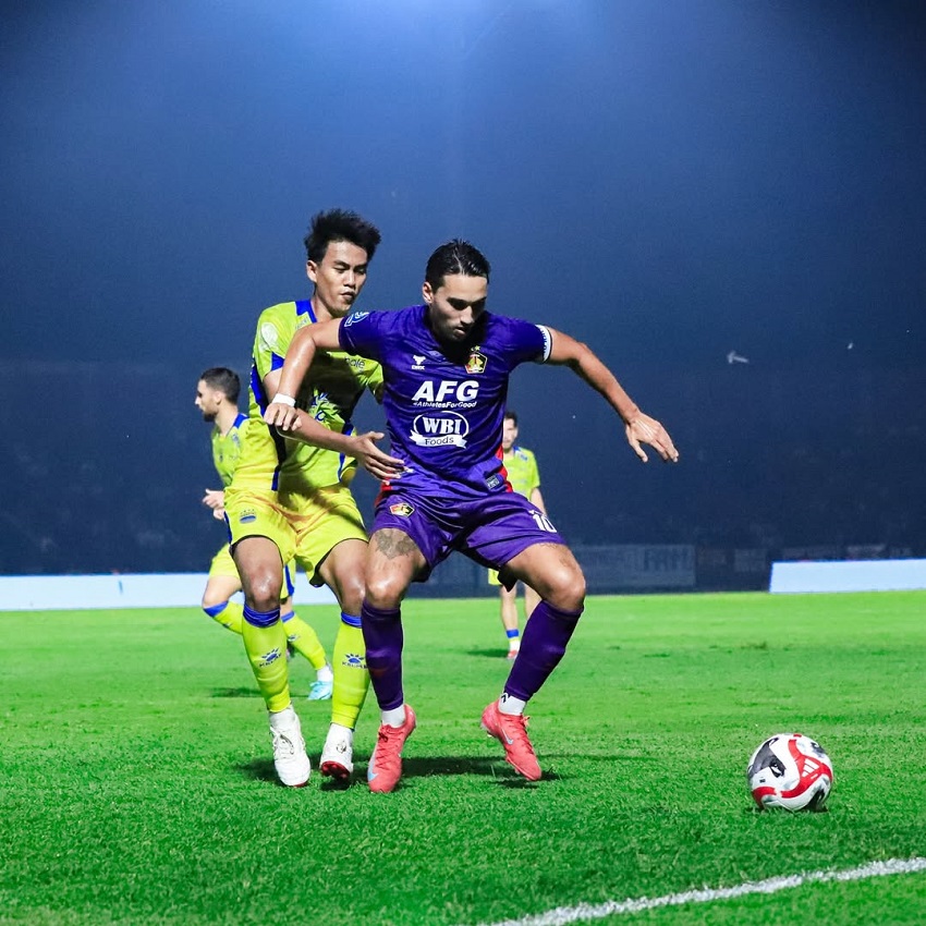 Penyerang berbahaya Persik Kediri Ezra Walian