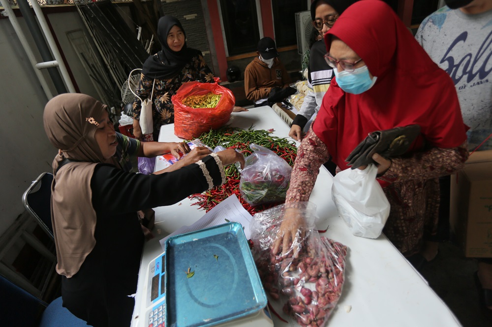 KEBUTUHAN POKOK: Warga membeli cabai saat pelaksanaan gerakan pangan murah di kantor Dispertan Kudus pada Jumat (6/3) lalu.  (GALIH ERLAMBANG W/RADAR PATI)