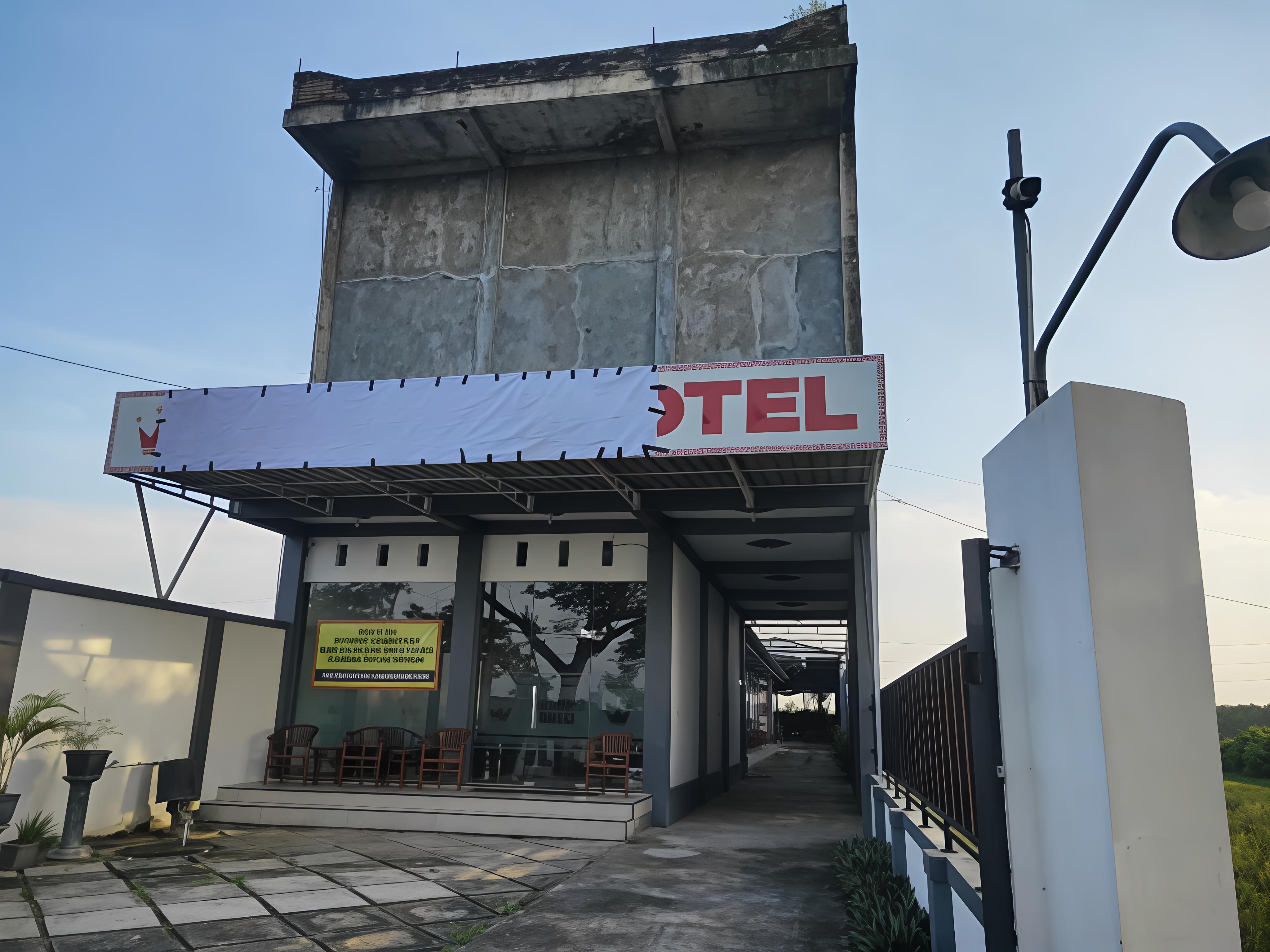 DITUTUP: Hotel Kusuma Pati disegel pemerintah. (ANDRE FAIDHIL FALAH/RADAR PATI)   &nbsp;