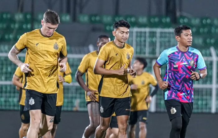 Para pemain Bhayangkara FC sedang latihan