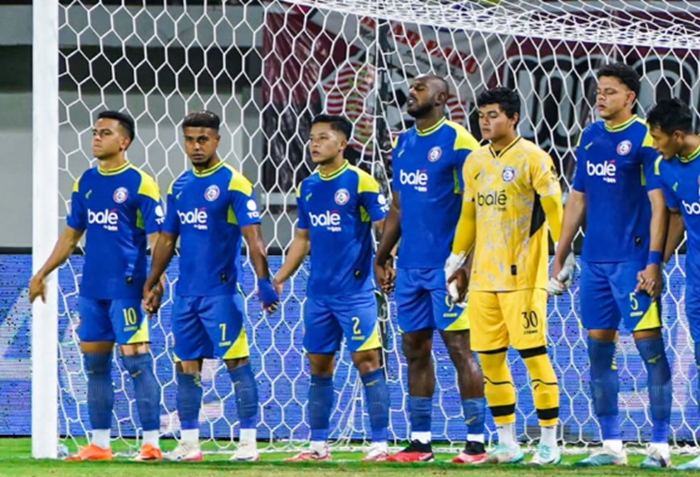 Para pemain Arema FC sedang berada di lapangan
