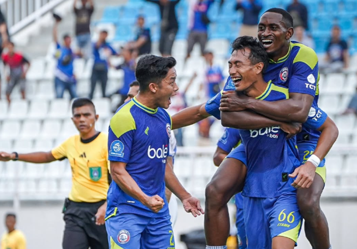 Para pemain Arema FC berselebrasi usai mencetak gol
