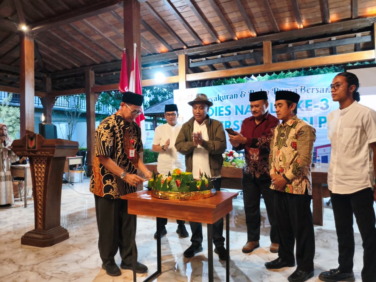 Potong tumpeng menandai perayaan Dies Natalis ke-3 Universitas Safin Pati. (ACHMAD ULIL ALABAB/RADAR KUDUS)