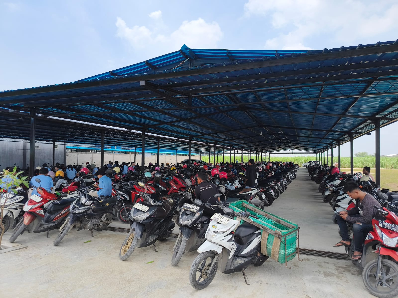 Warga sekitar pabrik PT HWI Desa Klayusiwalan Batangan menolak adanya parkir baru yang dikhawatirkan membuat kepadatan jalan desa meningkat. (DOK UDIN)