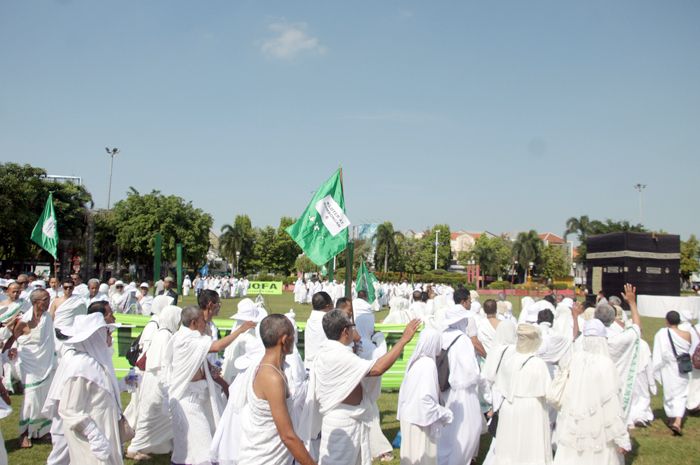 Calon jamaah haji praktik haji di Kudus.