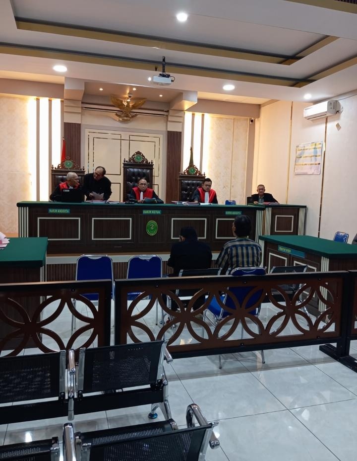 DUDUK: Dua terdakwa pelanggaran UU Pers disidang di PN Pati Pada Rabu (11/3). ANDRE FAIDHIL FALAH/RADAR PATI