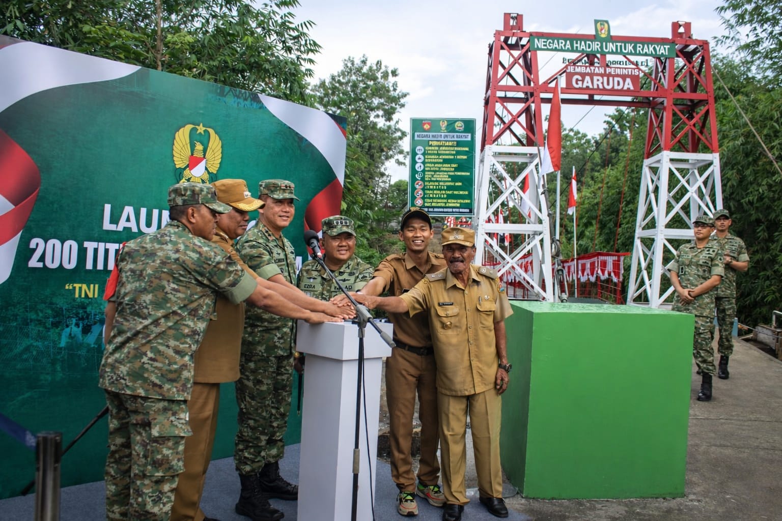 DIRESMIKAN: Pangdam IV/Diponegoro Mayor Jenderal (Mayjen) TNI Achiruddin Darojat saat meresmikan jembatan perintis garuda di Desa Ngombak-Kentengsari Kecamatan Kedungjati, Grobogan.
