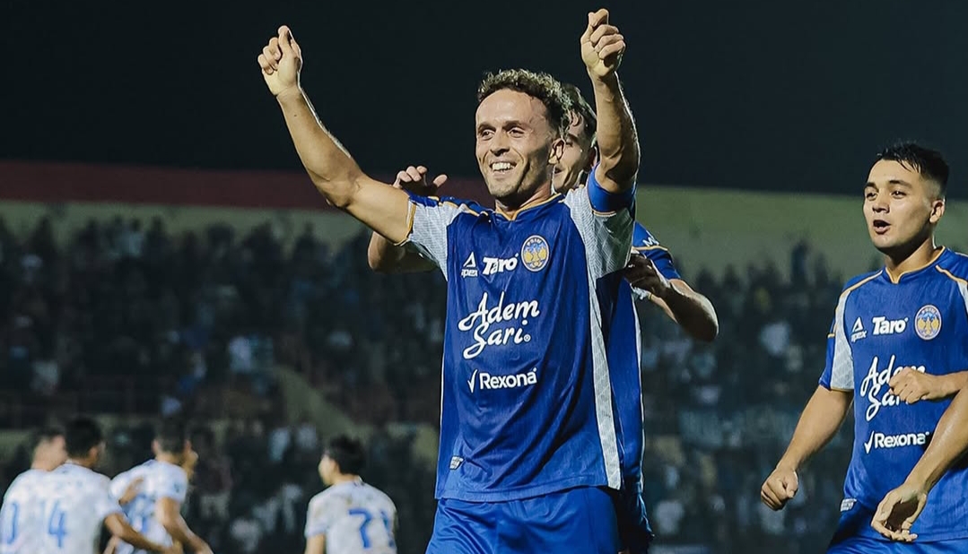 Ze Valente, setelah mencetak Gol ke gawang Persijap