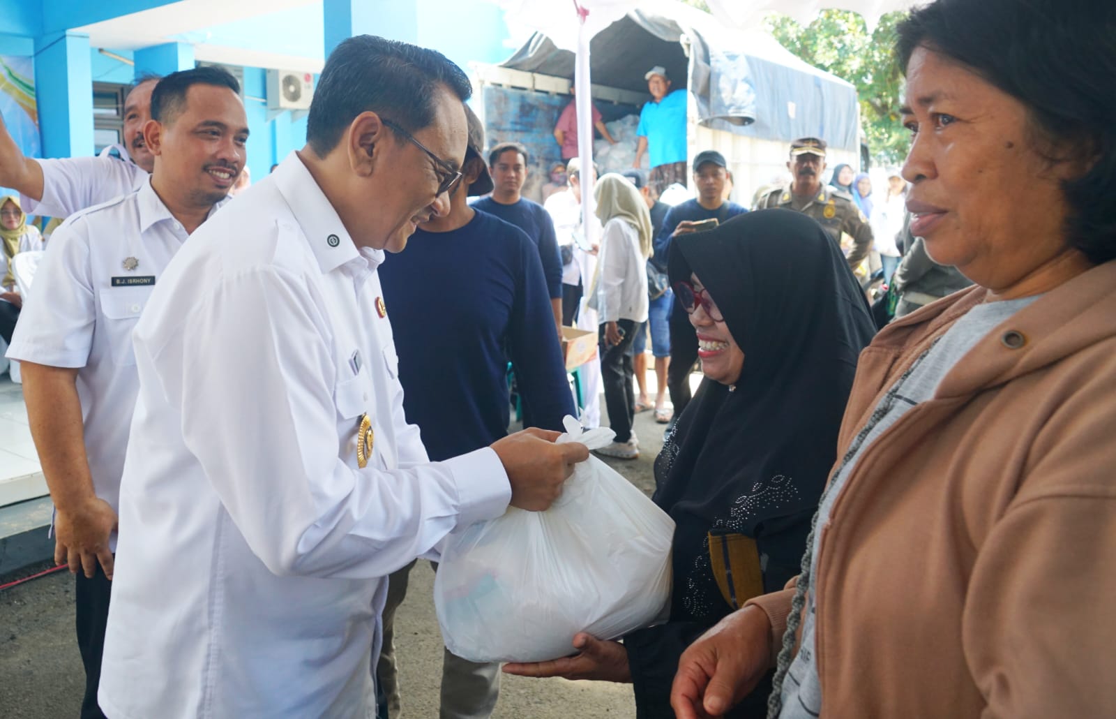 Plt Bupati Pati Risma Ardhi Chandra dalam acara pasar murah yang digelar di Kantor Cluwak. (HUMAS PATI)