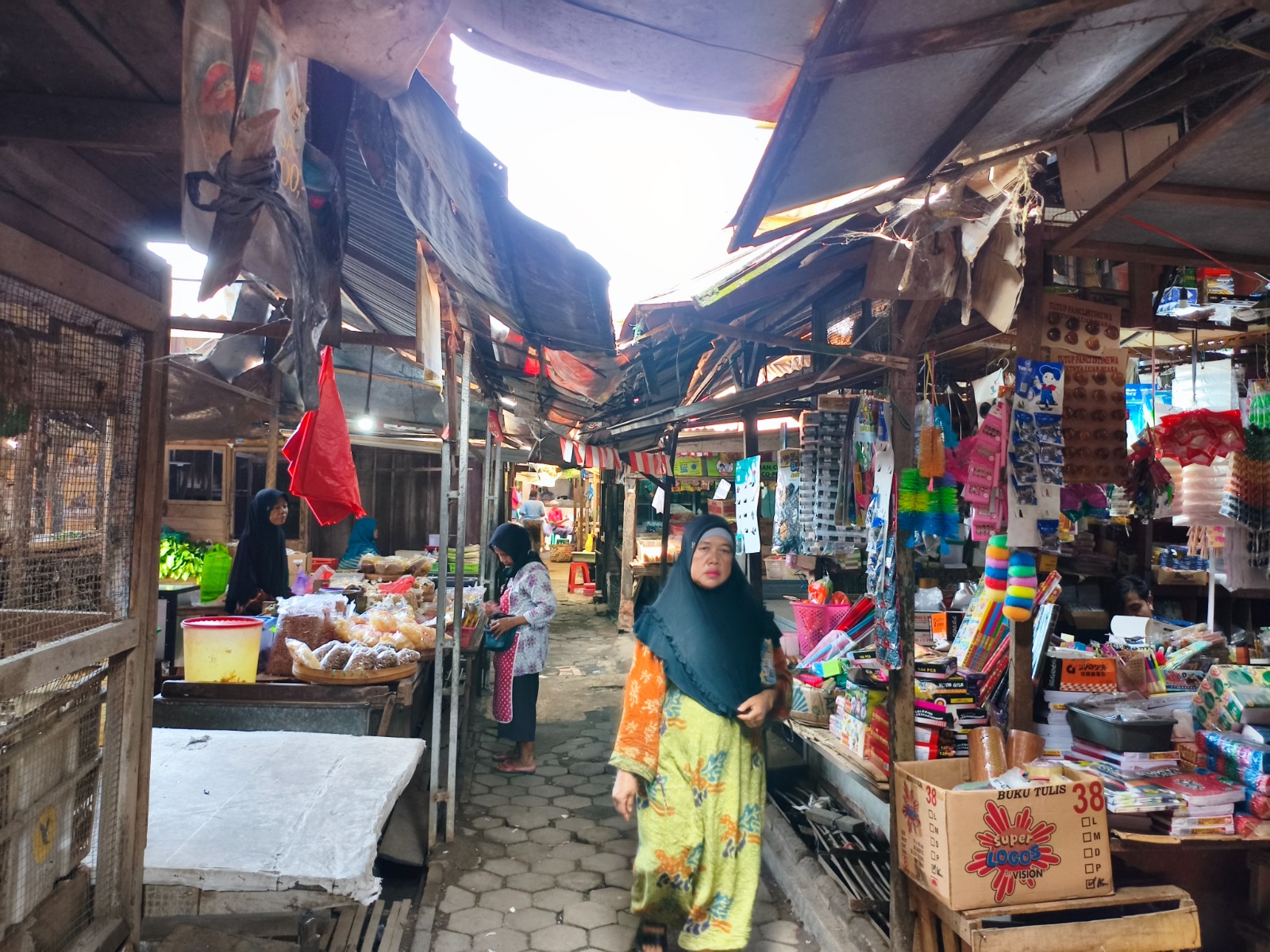 Suasana di dalam Pasar Puri nampak di bagian atap masih ada yang terbuka. (ACHMAD ULIL ALBAB/RADAR KUDUS)